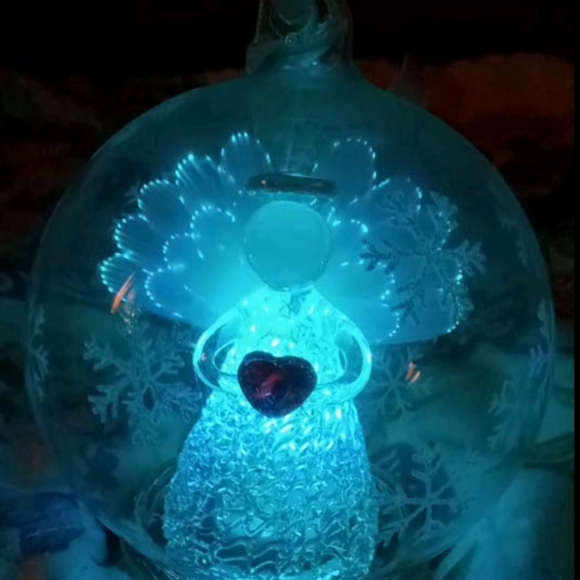 Vintage hanging Ornament, Snowflake on globe enveloping a Fiber Optic Angel - Picture 4 of 4